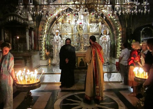 Каждение на Голгофе – встреча армянского и греческого священников.