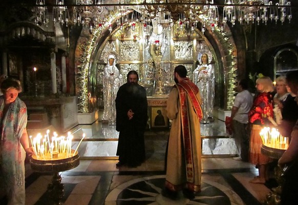 Каждение на Голгофе – встреча армянского и греческого священников.