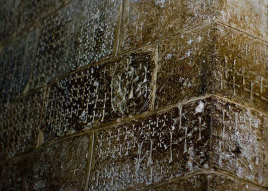 Кресты на стенах Храма Гроба