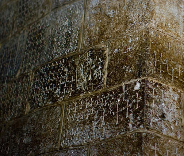 Кресты на стенах храма Гроба