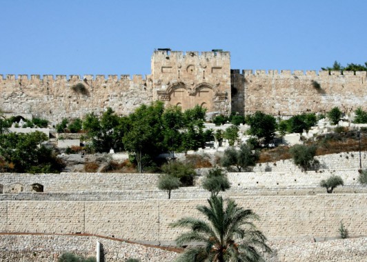 Врата Милосердия ( Золотые ворота ), через которые мессия поднимется на Храмовую гору.
