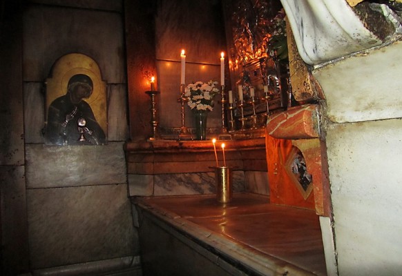 Внутри Кувуклии находится алтарь, на котором патриах принимает Благодатный огонь.