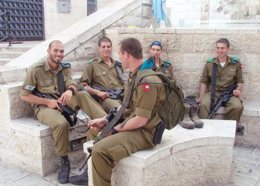 Израильские солдаты на экскурсии в Старом городе.
