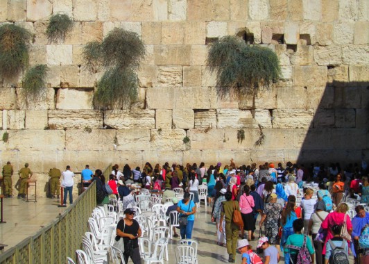 Стена Плача ( Западная стена ) – часть разрушенного Еврейского Храма.