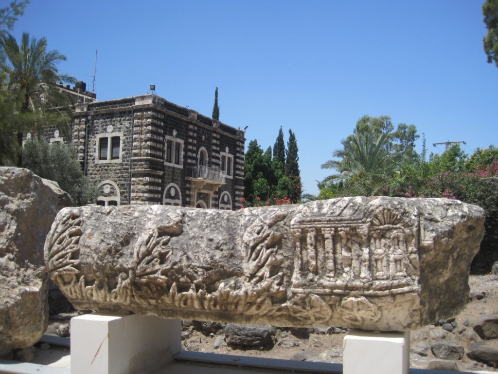 Капернаум. Изображение ковчега завета на перекрытии входа в синагогу