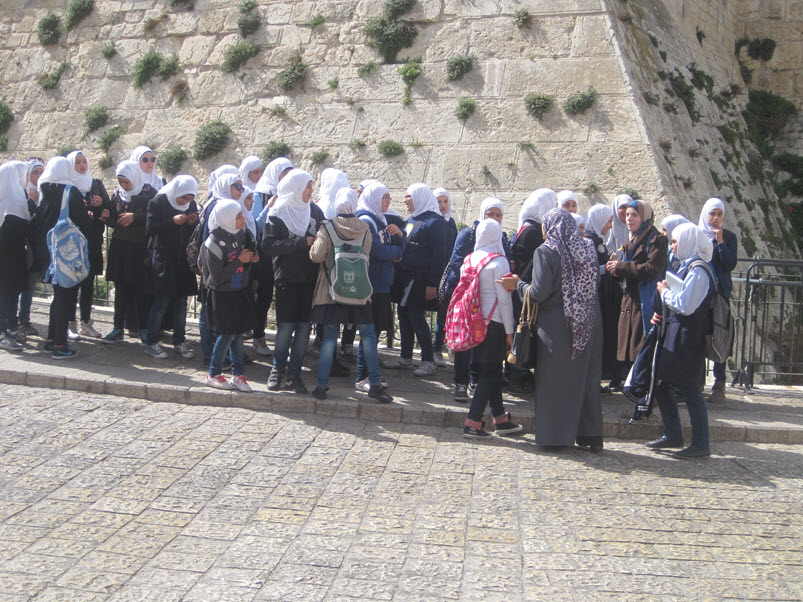 Арабские девочки на экскурсии в Иерусалиме