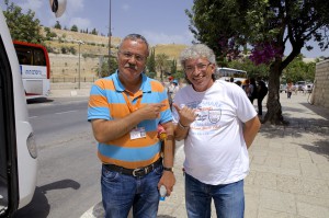 21.05.2014 - Экскурсия по Иерусалиму. Я и водитель автобуса Анзор ждем туристов.
