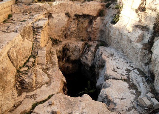 В глубине пещеры Махпела похоронены Праотцы и Праматери.