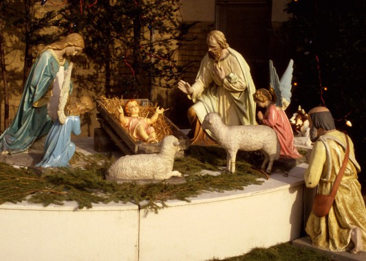 Поклонение младенцу Христу. Рождественский вертеп на площади Рождества в Вифлееме.