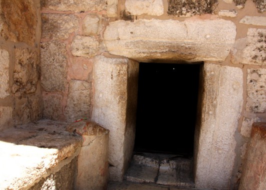 Этот низкий вход ведет в храм и к пещере, в которой Дева Мария родила Христа.