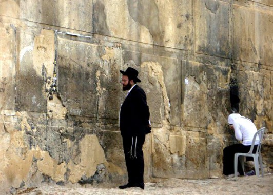 Кладка камней Махпелы очень напоминает кладку стены Плача в Иерусалиме. Здесь тоже существует традиция оставлять записки, обращенные к Творцу.